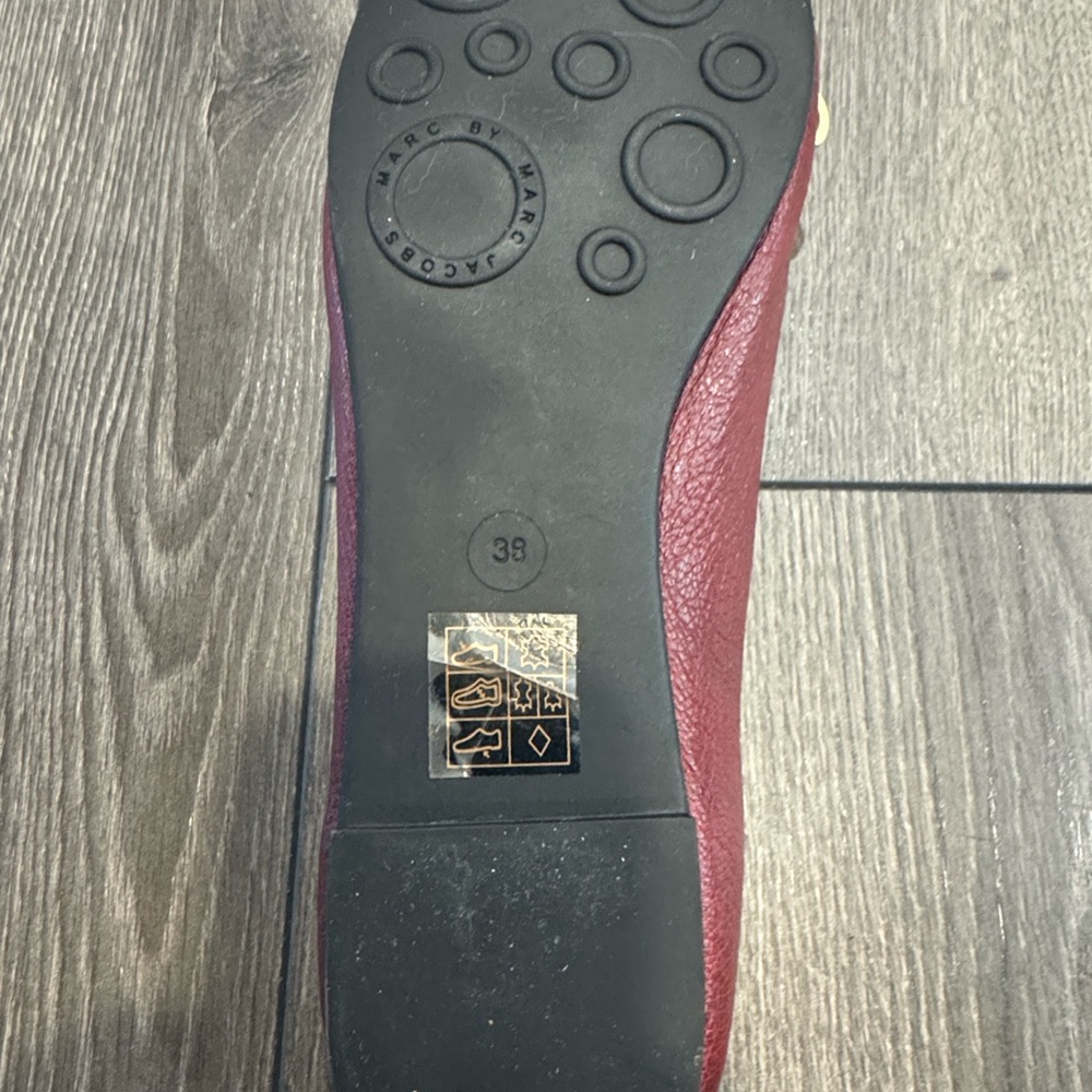 Marc Jacobs Maroon Flats with Gold Details - Picture 3 of 7